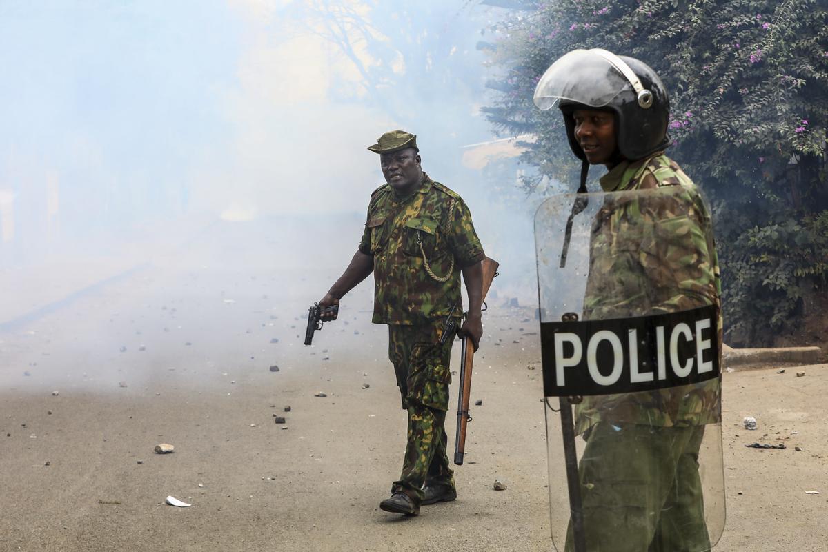 Simpatizantes de la coalición opositora Azimio durante nuevas protestas en Nairobi, Kenia.