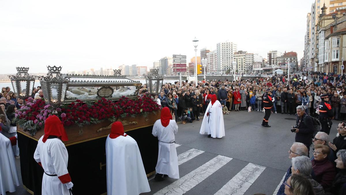 Procesión del Santo Entierro del Viernes Santo en Gijón, en una imagen de archivo.