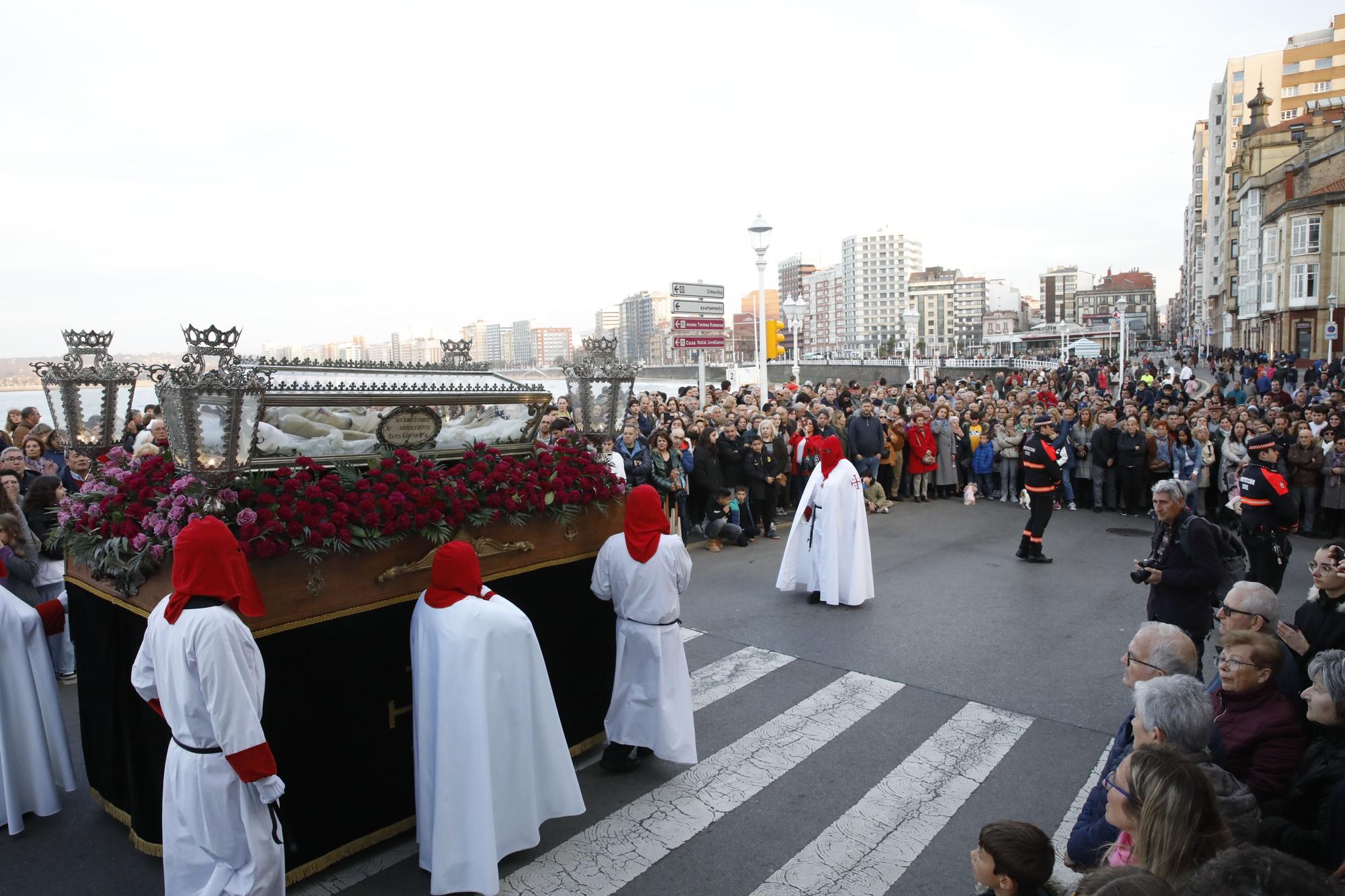 En imágenes: Procesión del Santo Entierro del Viernes Santo en Gijón