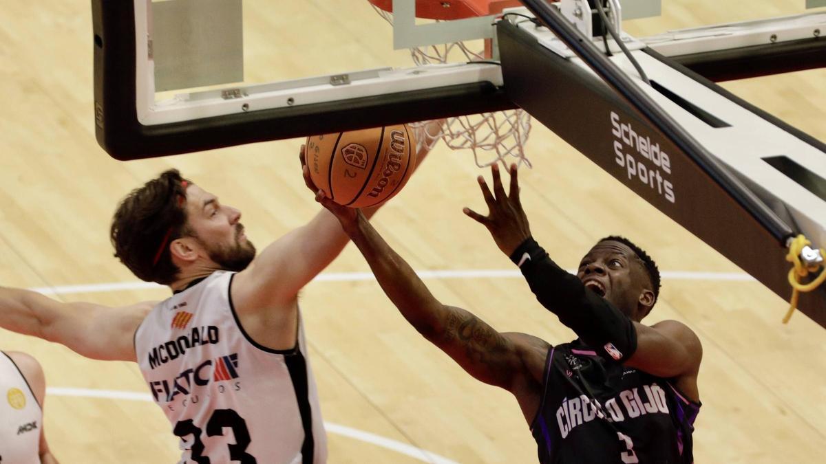 Eric Amandio disputa el balón ante McDonald.