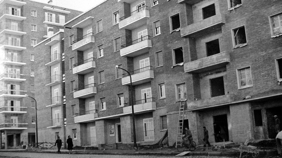 Torre i bloc en construcció a finals dels cinquanta