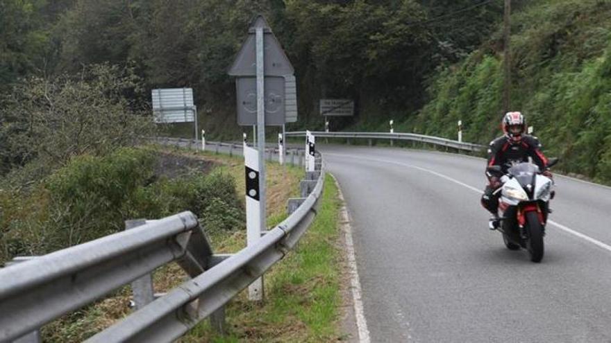 Adiós a la baliza v-16: multado un motorista con 200 euros por no llevar el dispositivo de seguridad colocado y bien amarrado en la parte de arriba