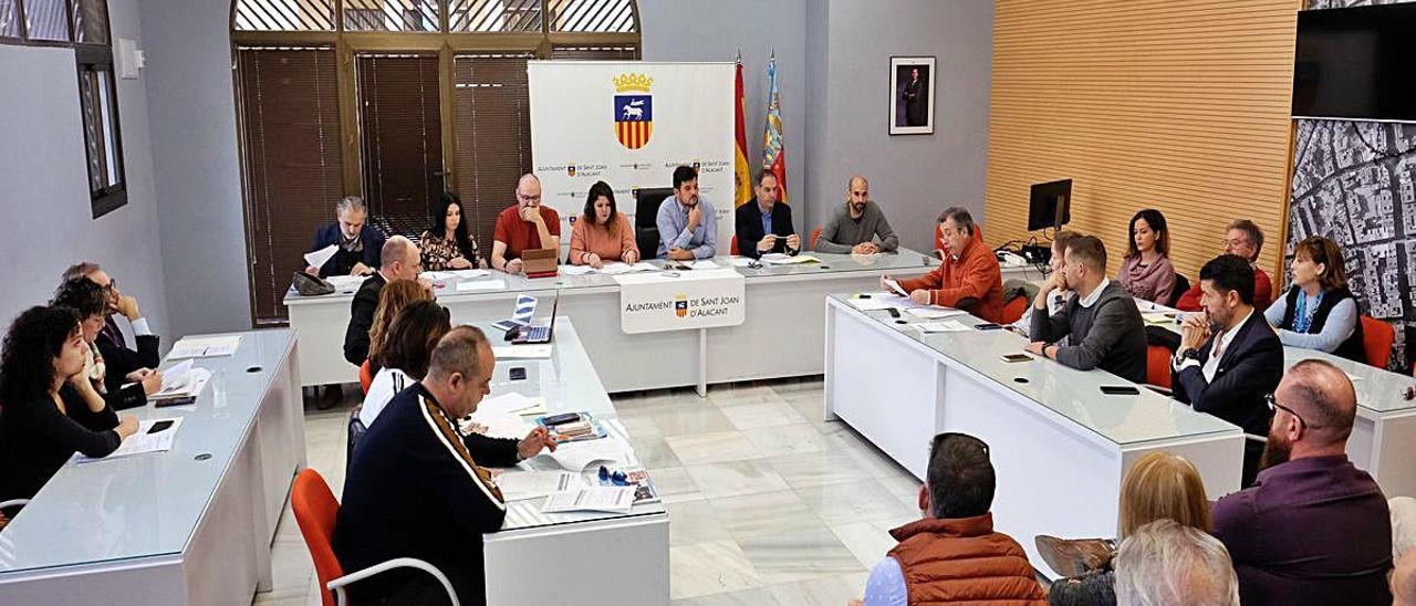 Los grupos políticos durante un pleno celebrado en 2019 en el Ayuntamiento de Sant Joan.