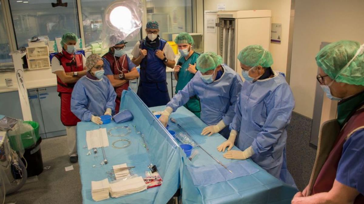 Los profesionales sanitarios, durante una intervención.