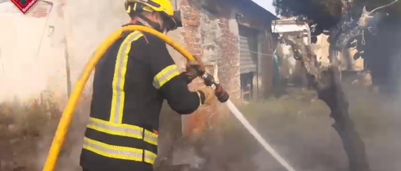 Los bomberos sofocan el incendio de una finca en La Galia