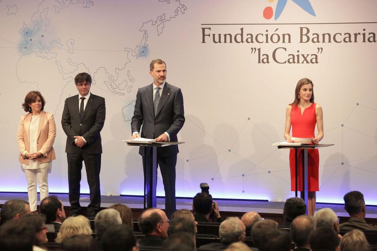 Letizia Ortiz con vestido rojo junto a Felipe VI