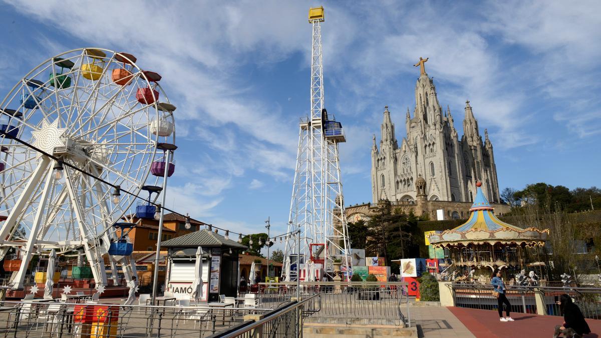 BARCELONA. 27 DE OCTUBRE DE 2021. PARQUE DE ATRACCIONES DEL TIBIDABO. ATALAYA. TALAIA. NORIA. SAGRADO CORAZON. SAGRAT COR. FOTO DE MONICA TUDELA