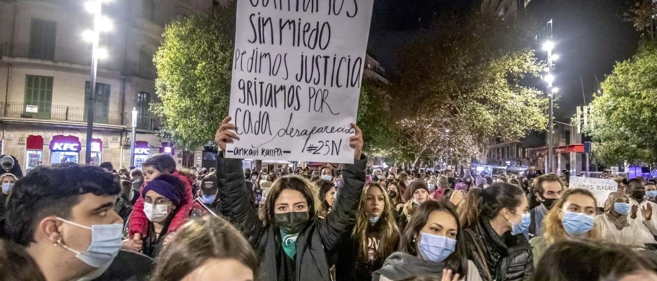 La última manifestación feminista el pasado 25 de noviembre llenó las calles de Palma. |  B.RAMON