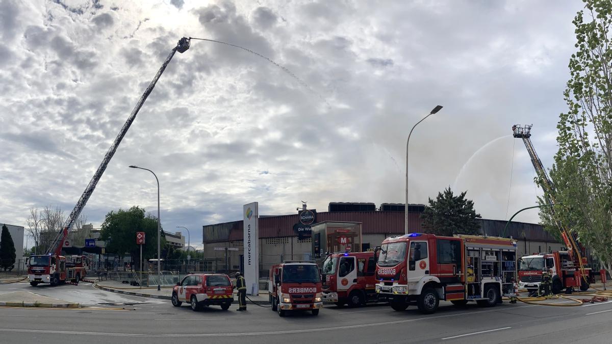 Incendio en la nave de la empresa cárnica Schara en Mercabarna.