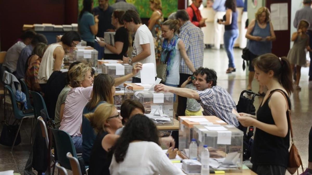 icoy34464295 barcelona 26 06 2016  ambiente gente votando en el onstitut 160626141829