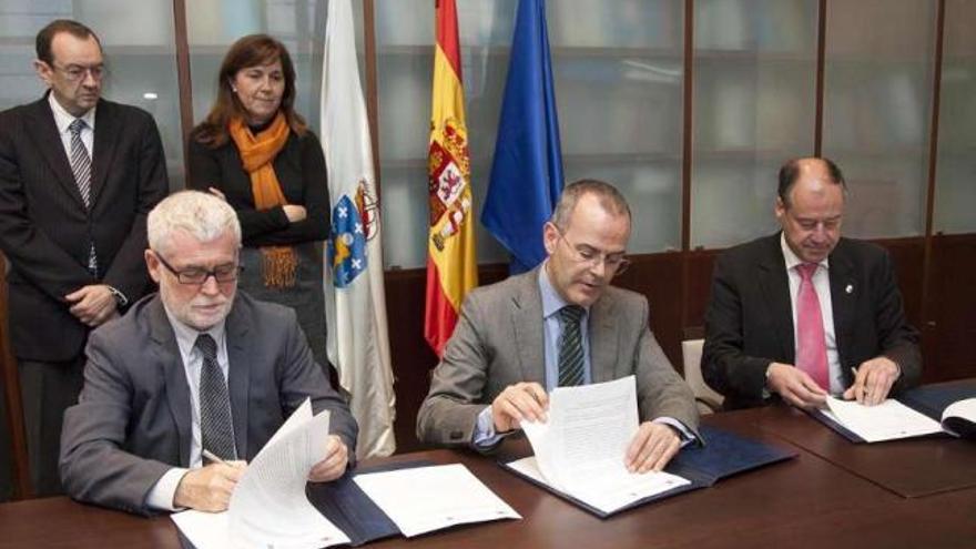 Armesto, Vázquez y Mato, ayer en la firma de los contratos de la financiación por resultados.  // Duvi