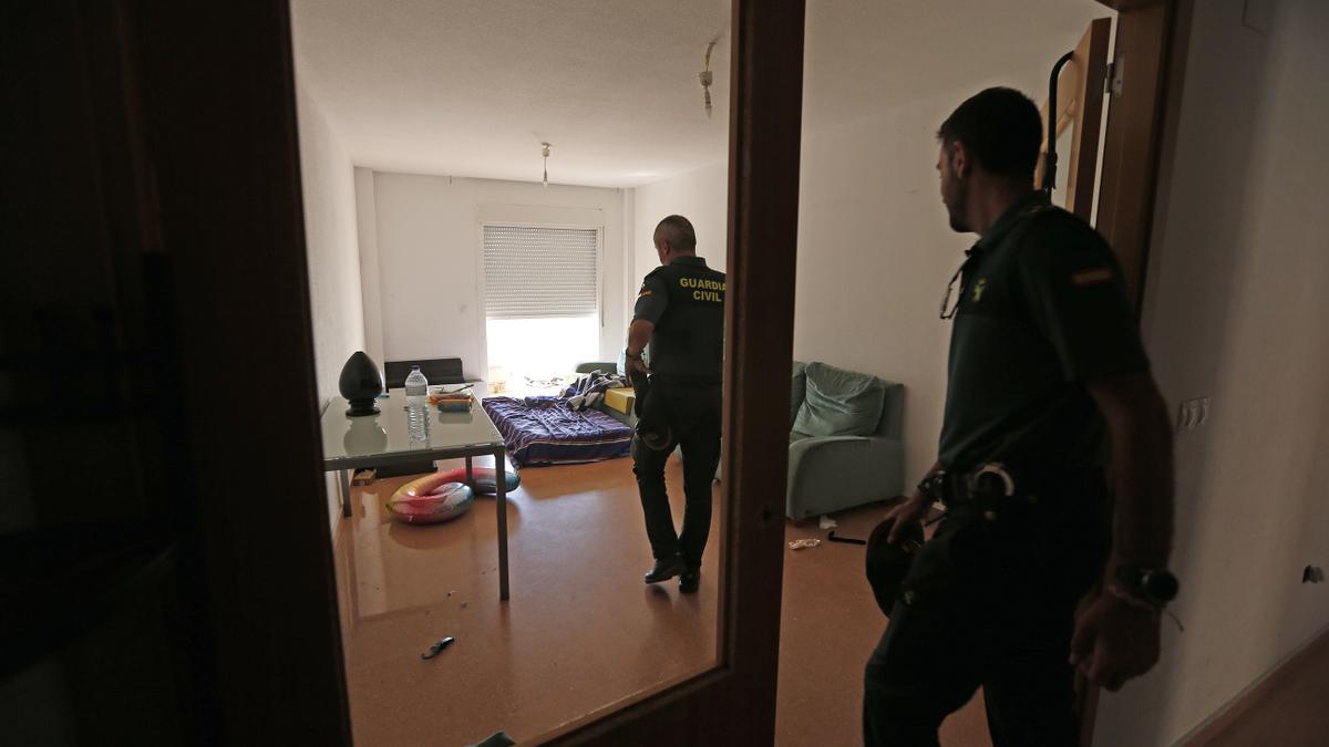 Dos guardias civiles inspeccionan una de las casas desalojadas.