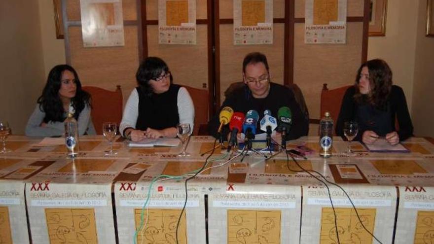 Montserrat Bragado, Ana Regueira, Carlos Calviño y Montserrat Arén, en la presentación de la SGF.  // R. V.