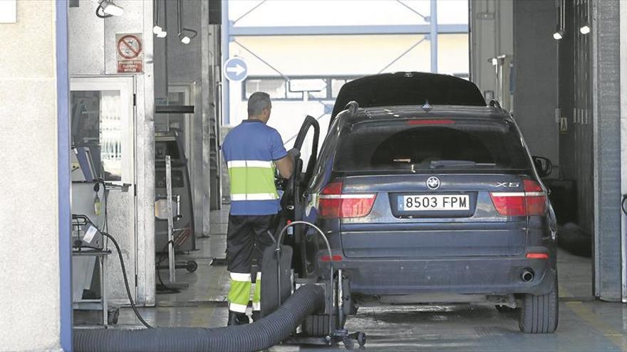 Las ITV rechazan 1.400 coches cada mes por superar las emisiones contaminantes