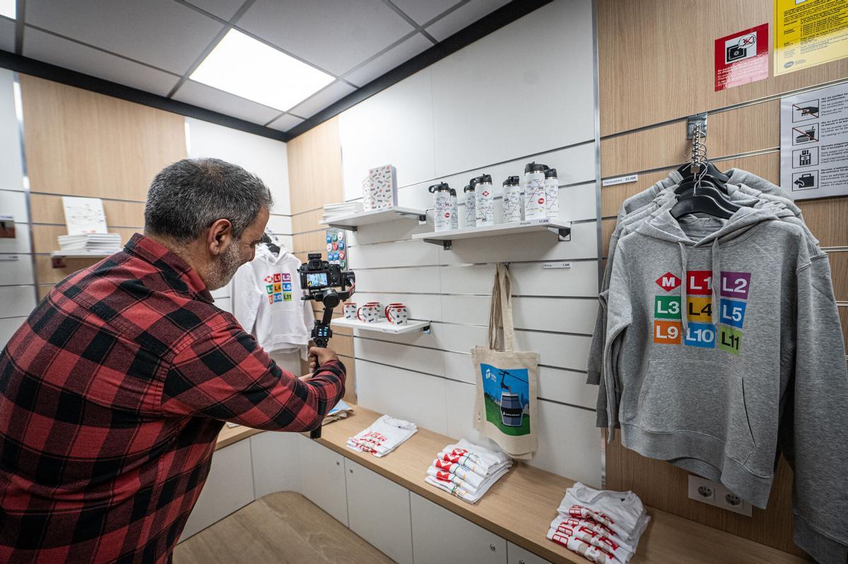 TMB presenta la primera tienda de merchandising de TMB en el metro de Barcelona, situada en la estación de Sagrada Família. Laia Bonet participa en la inauguración, este lunes. 
