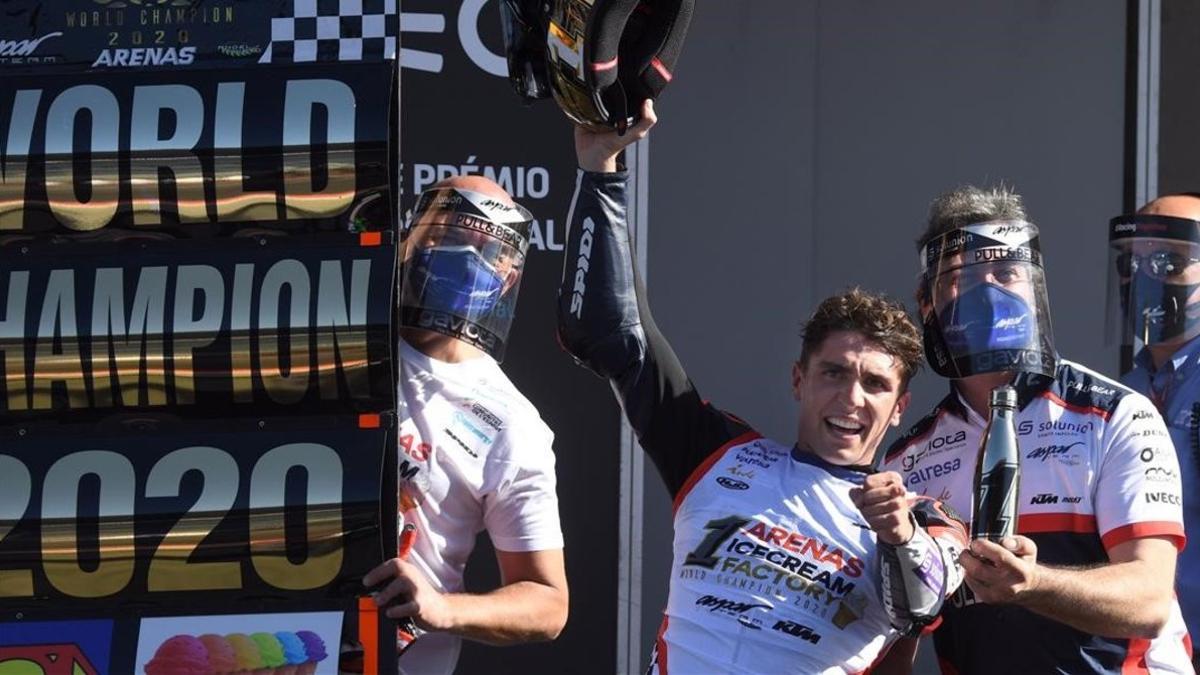 El catalán Albert Arenas (KTM) celebra, hoy, en Portimao, el título de Moto3.