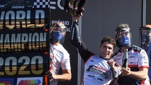 El catalán Albert Arenas (KTM) celebra, hoy, en Portimao, el título de Moto3.