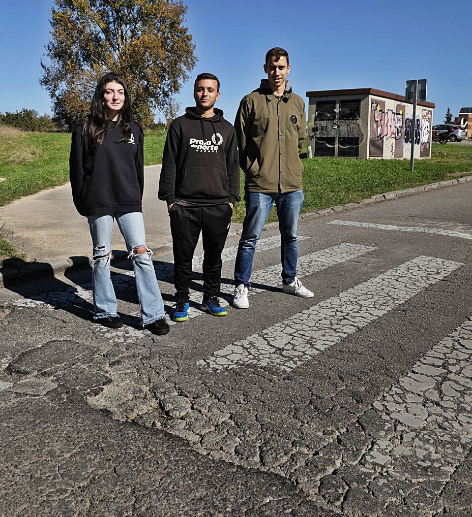 Inés García, Álvaro González y Martín Álvarez, ayer, en el campus.