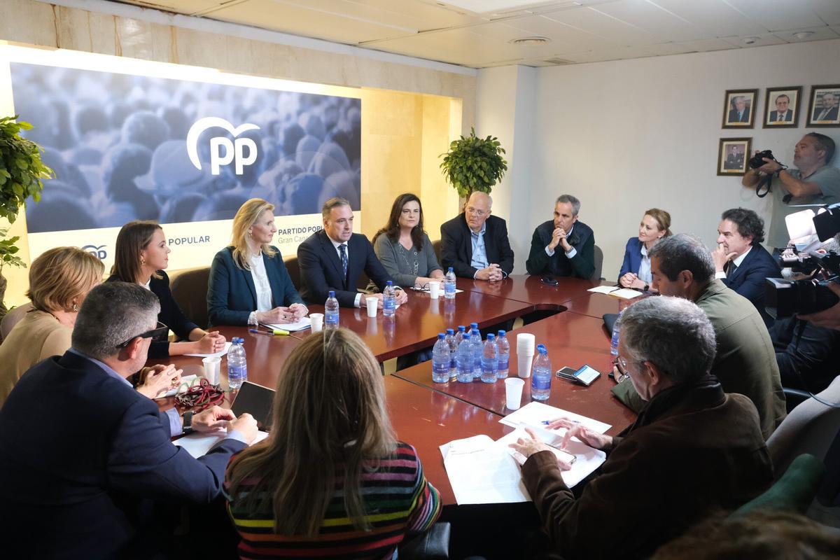 La portavoz en materia de Vivienda del Grupo Popular en el Senado, Paloma Martín; junto a la senadora autonómica del PP por Canarias, Rosa Viera; y la secretaria ejecutiva de Vivienda de los populares a nivel autonómico, Jennifer Curbelo, celebran un encuentro de trabajo con representantes del sector para dar a conocer el Plan nacional de Vivienda del Partido Popular.