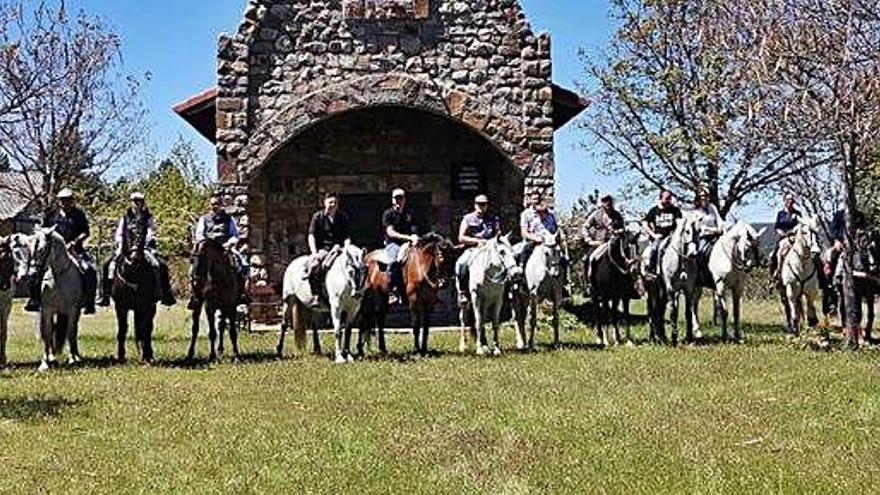 Los caballistas posan en la pradera de la ermita levantada en plena sierra de La Culebra.