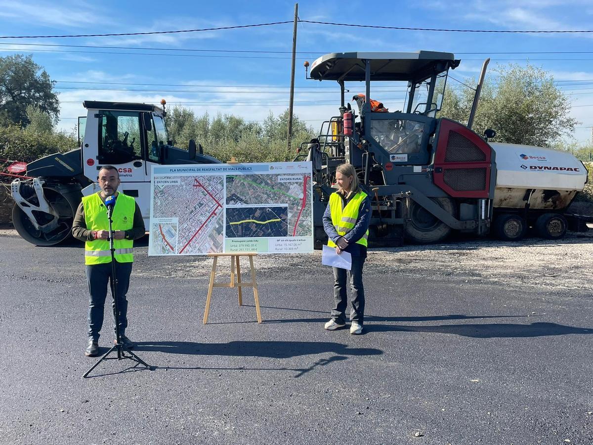 L'alcalde, José Benlloch; i la vicealcaldessa, Maria Fajardo, han donat a conéixer aquest dimecres els detalls del pla municipal de reasfaltat de vials públics.