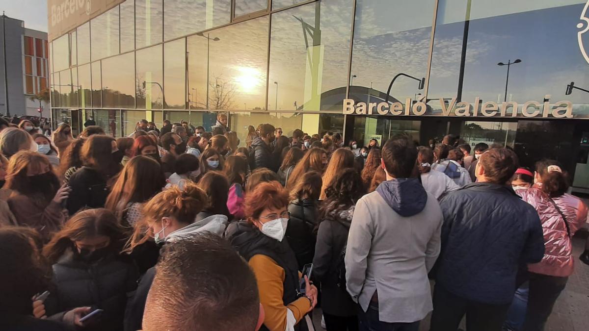 Colas ante el hotel Barceló, donde se hospedan algunos actores.