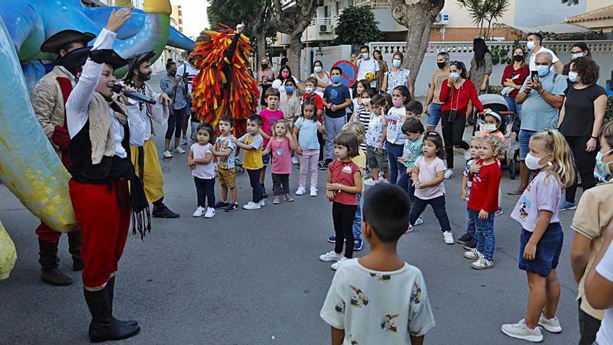 Los niños gozaron con el espectáculo en la calle. | DANIEL TORTAJADA