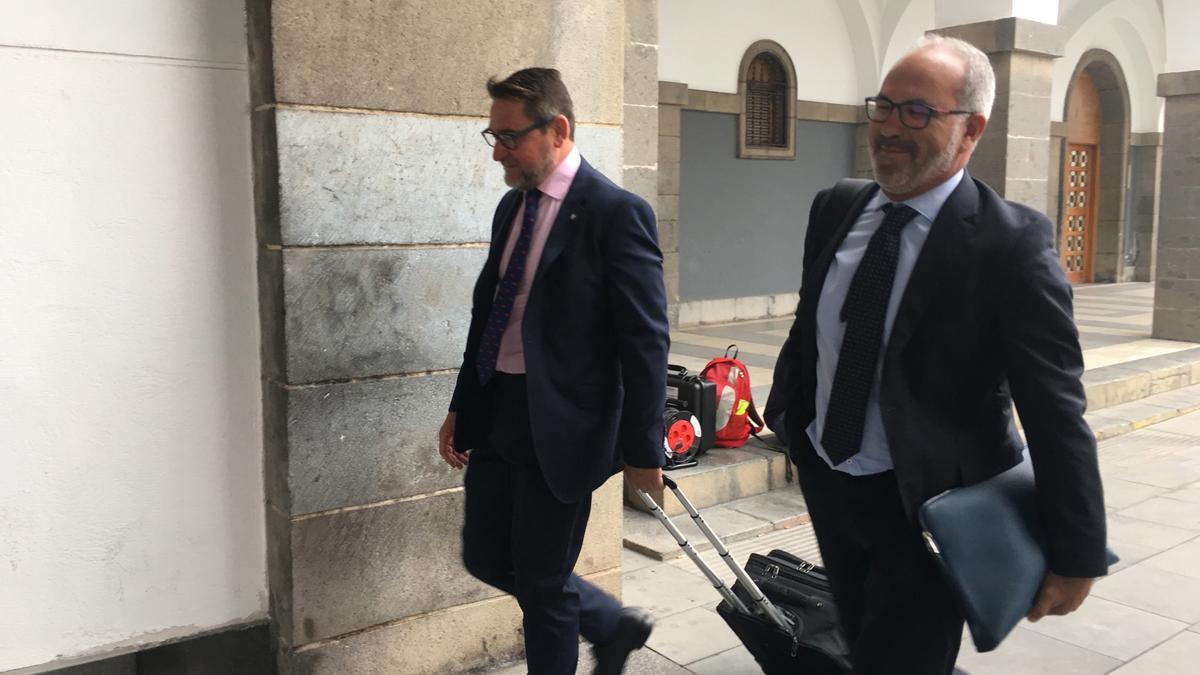 El juez Salvador Alba con el abogado Pedro Ayala a su llegada a la Audiencia Provincial de Las Palmas