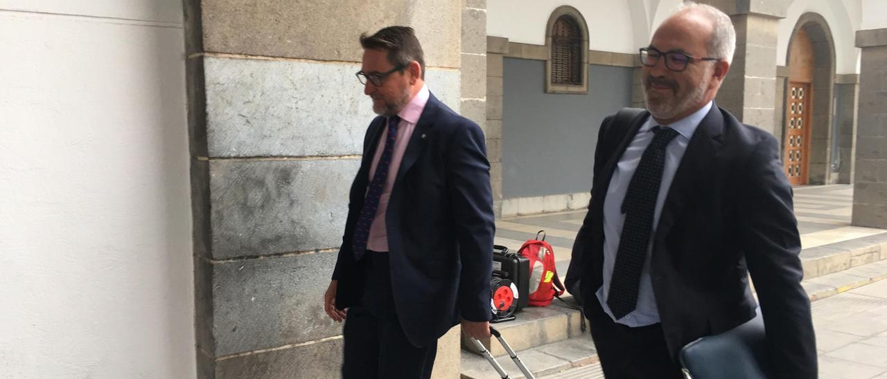El exjuez Salvador Alba con el abogado Pedro Ayala a su llegada a la Audiencia Provincial de Las Palmas por el juicio en su contra