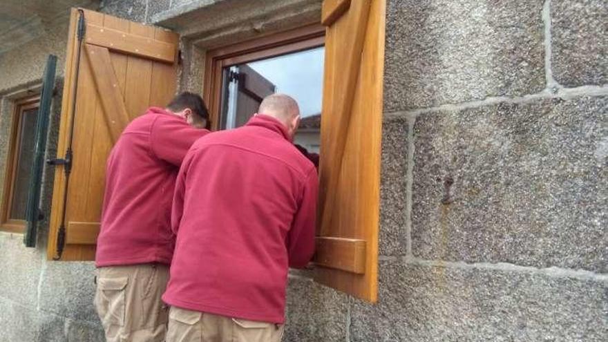 Alumnos del taller &quot;Moaña Labora&quot;, con las contraventanas.