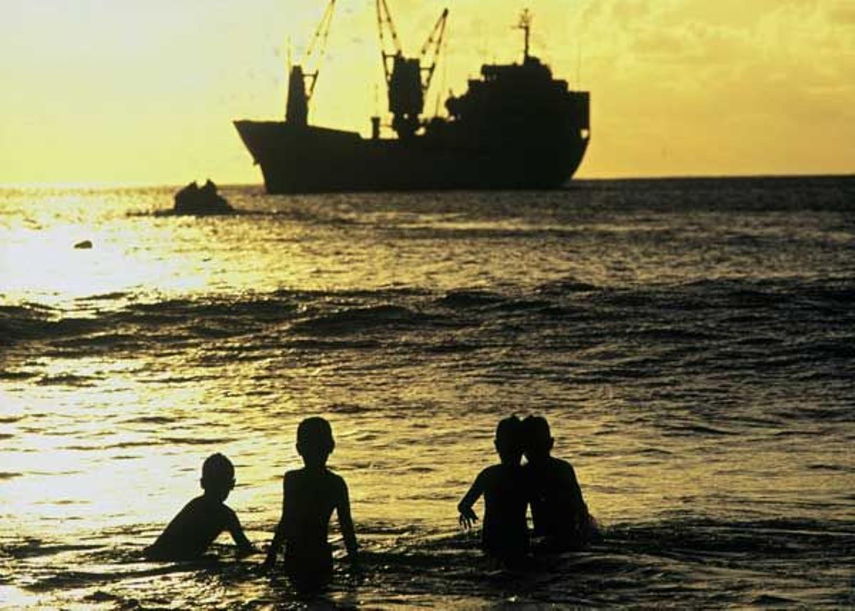 Niños bañándose en la Bahía de las Vírgenes en la Isla Fatu Hiva.