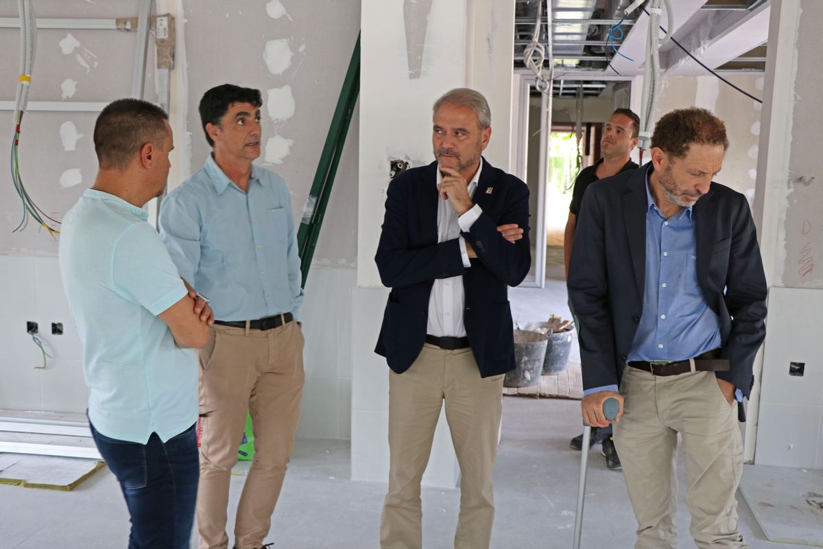 El rector de la UMH, Juan José Ruiz, en el centro de la imagen durante su visita a las obras