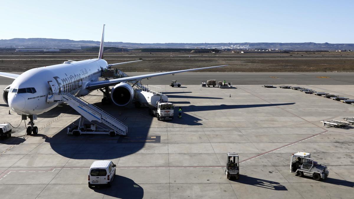 Imagen de un avión en la pista del aeropuerto de Zaragoza.