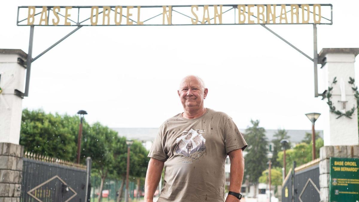 Ángel, ganadero de Botaya evacuado en Jaca, frente a la Escuela Militar de Montaña.