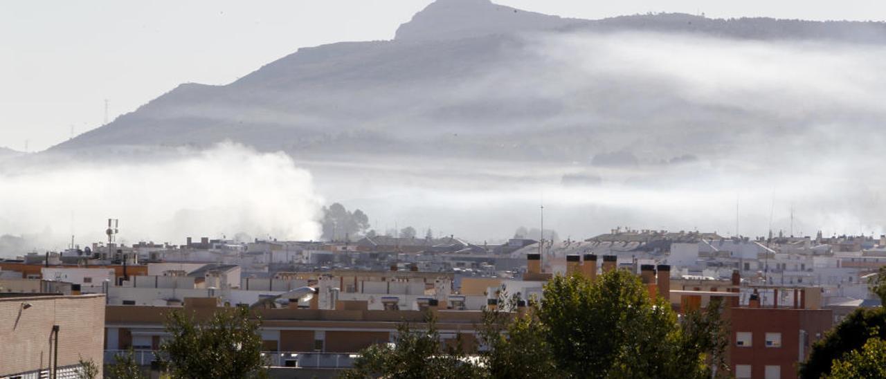 Vista del casco urbano de Ontinyent, con humo procedente de quemas agrícolas.