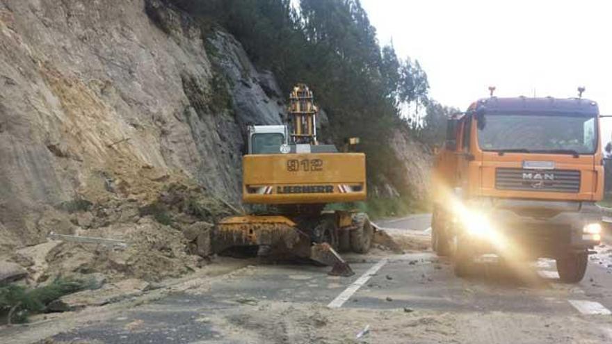 Trabajos en el Corredor do Morrazo esta mañana. // Fran G. Sas