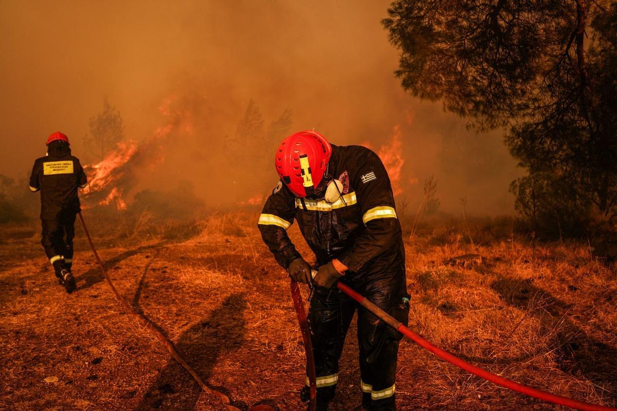 Dos grandes incencios cerca de Atenas obligan a evacuar a miles de personas