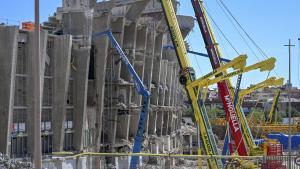 Grúas en las obras de reconstrucción del Camp Nou, en Barcelona.