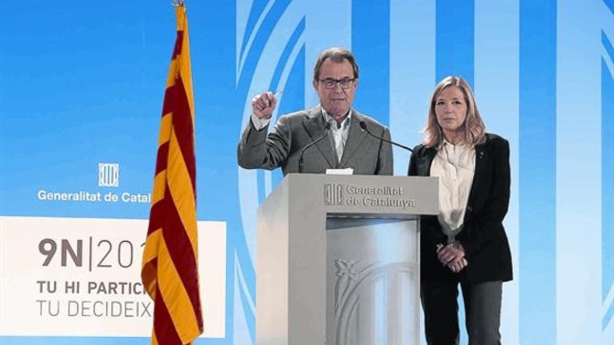 Artur Mas y Joana Ortega, anoche, en una comparecencia ante los medios.