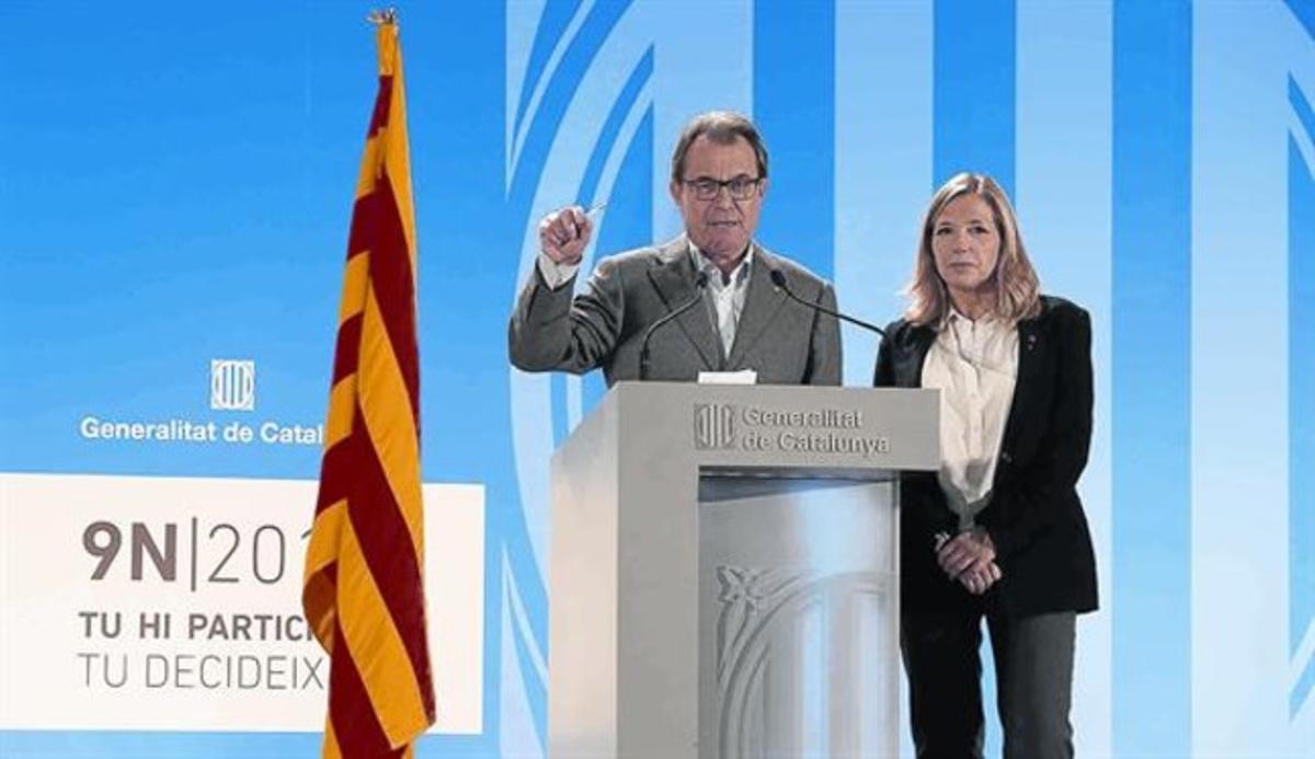 Artur Mas i Joana Ortega, ahir a la nit, en una compareixença davant els mitjans.