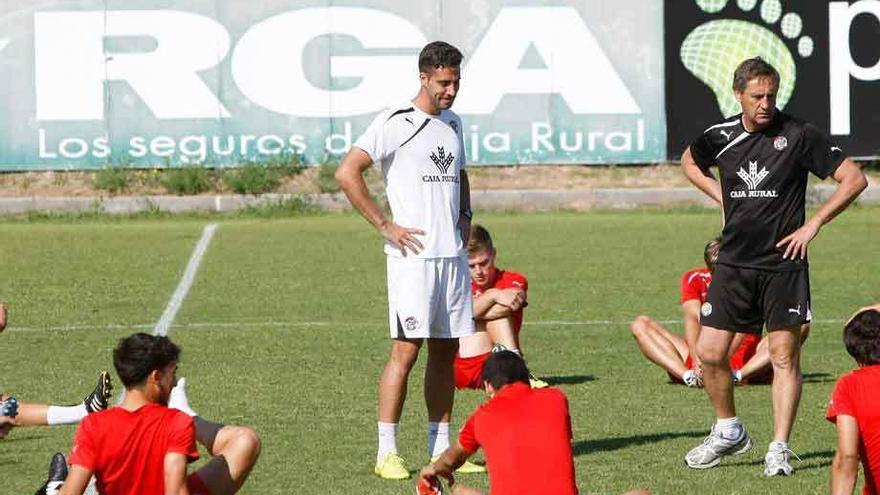 Balta, en un entrenamiento, con varios de sus jugadores.