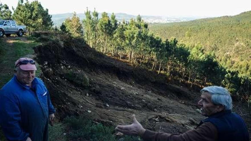 Comuneros de Cea en los montes de la parroquia. // Iñaki Abella