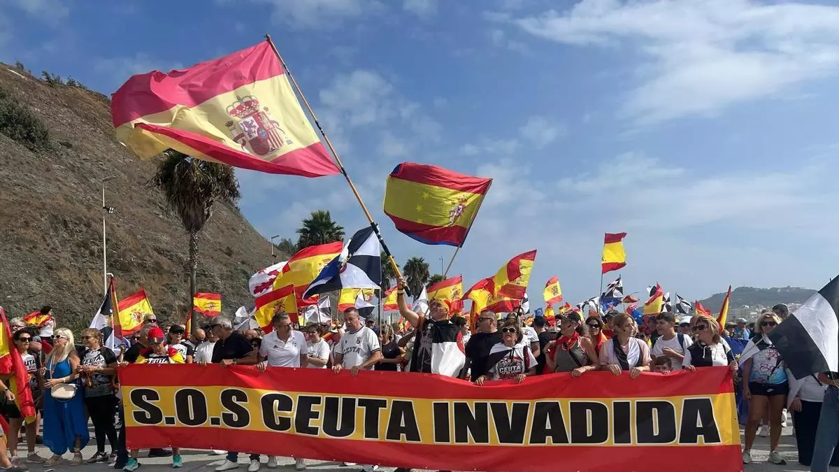 Más de mil personas se manifiestan en Ceuta para exigir la protección de su territorio fronterizo