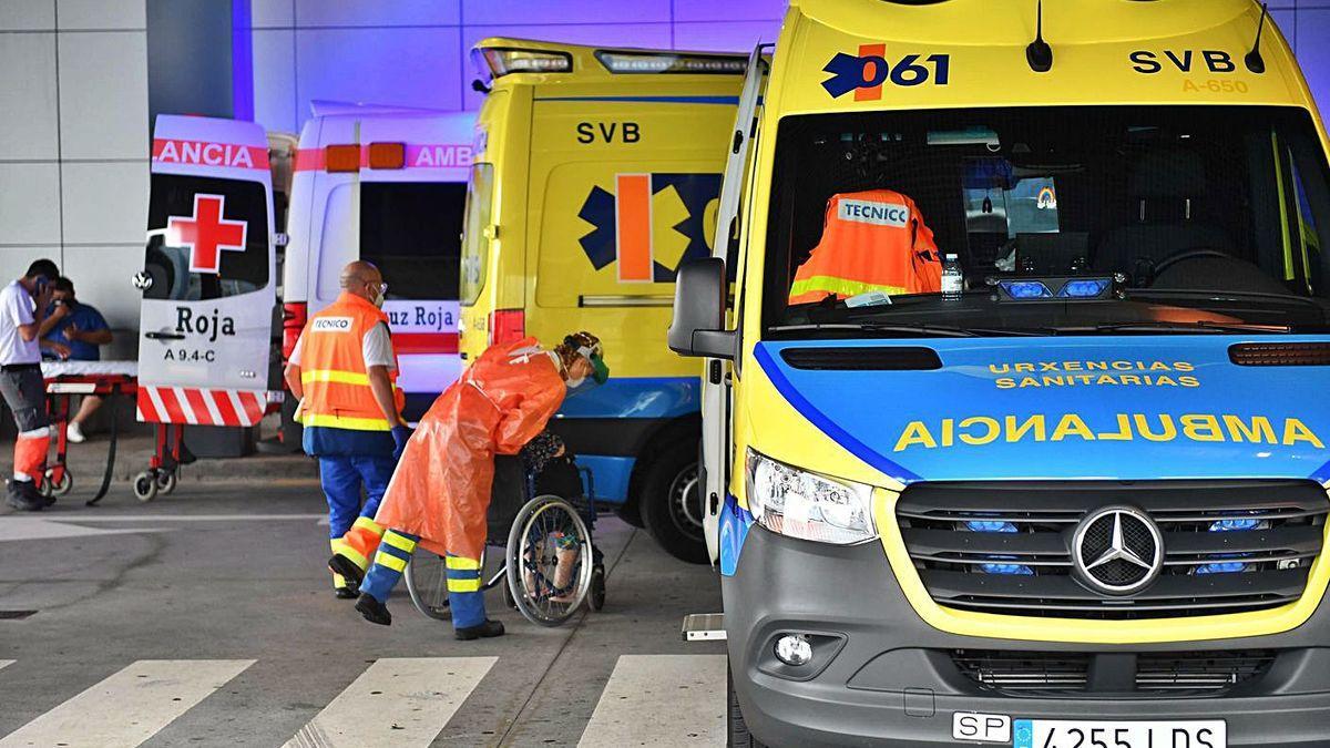 Ambulancias a la entrada del Hospital de A Coruña.