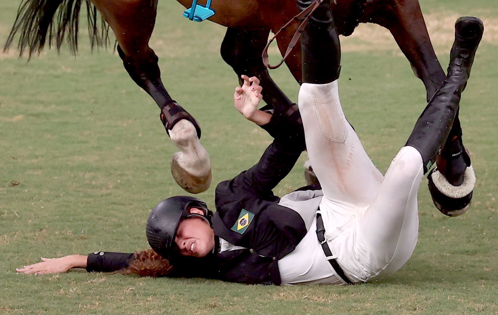 La pentatleta brasileña Ieda Guimaraes sufre un accidente durante la prueba de hípica de los Juegos de Tokio.