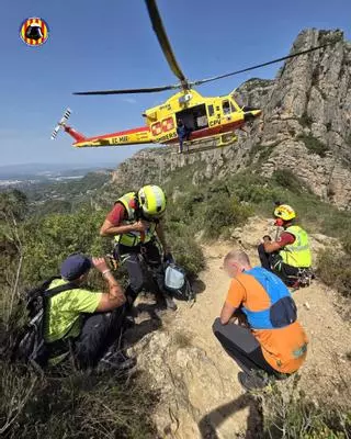 Los bomberos rescatan por el aire a dos senderistas en dificultades en la Murta