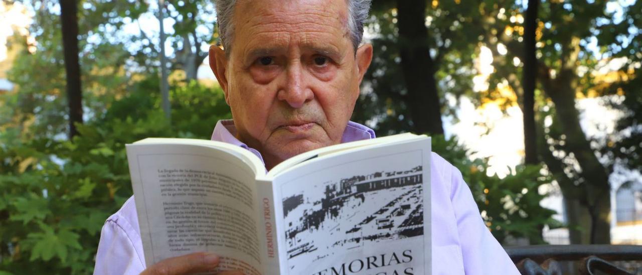 Herminio Trigo, con su libro ‘Memorias políticas’.