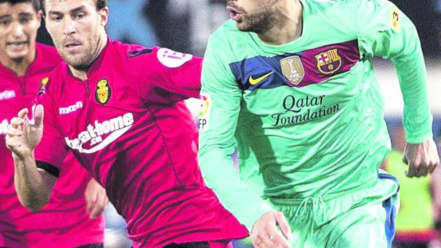 Víctor Casadesús, junto a Piqué, en un Mallorca-Barcelona.