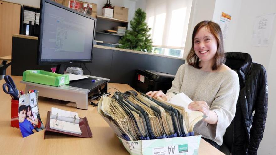 Noela Avendaño, ayer, en su puesto de trabajo  en la Gerencia de Urbanismo.  // MARTA G. BREA