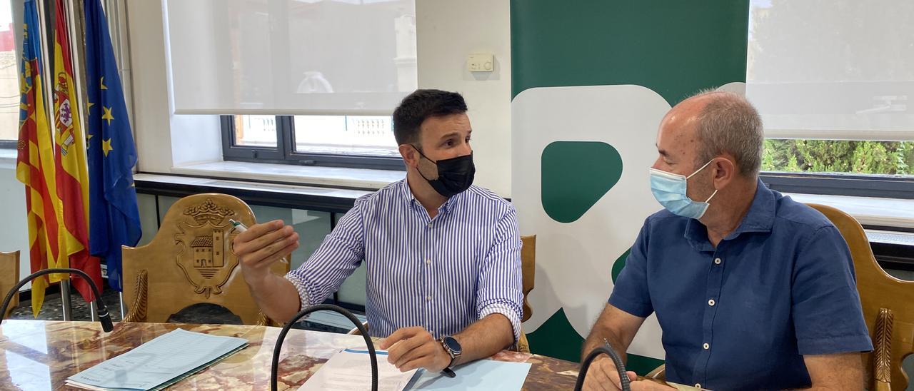 El alcalde firmando el convenio con Caixa Popular